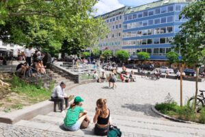 Der Rindermarkt ist einer der wenigen Orte in der Münchner Innenstadt, an der es sowohl Schatten als auch Wasser gibt.