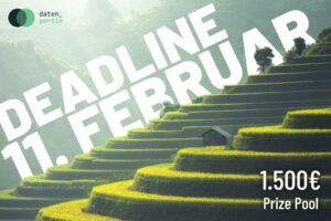Terrassenförmig angelegte Reisfelder mit leuchtend grünen und gelben Pflanzen erstrecken sich über sanfte Hügel. Ein kleines, hölzernes Gebäude steht mittig auf einer der Terrassen. Im Vordergrund sind große, weiße Buchstaben schräg über das Bild gelegt: 'DEADLINE 11. FEBRUAR'. Unten rechts steht in weißer Schrift: '1.500€ Prize Pool'. Oben links befindet sich ein rundes, dunkelgrünes Logo mit dem Schriftzug 'daten gartln'.